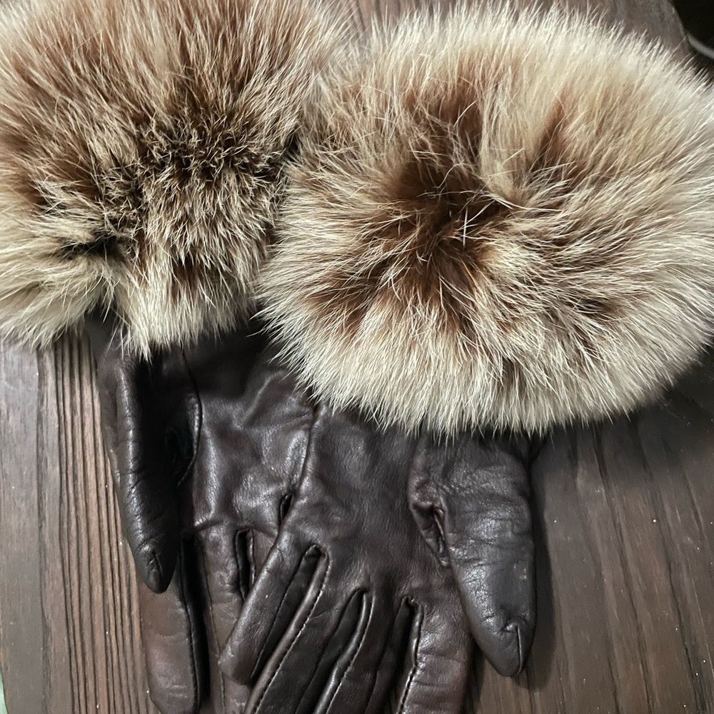 Elegant Brown Leather Gloves with Fur Trim